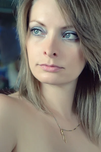 열려있는 눈을 가진 아름 다운 여자 로열티 프리 스톡 이미지