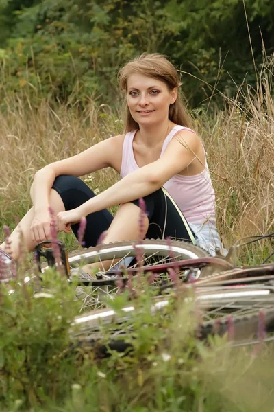 Γυναίκα ποδηλασία σε ένα πάρκο — Φωτογραφία Αρχείου