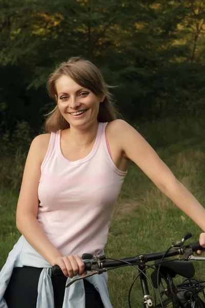 女性は公園でのサイクリング ロイヤリティフリーのストック写真
