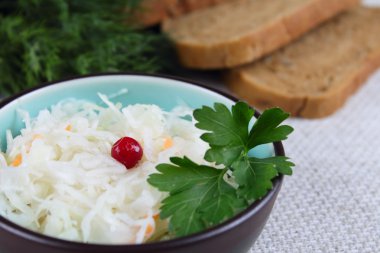 gelen bir yabanmersini ve b lahana salatası