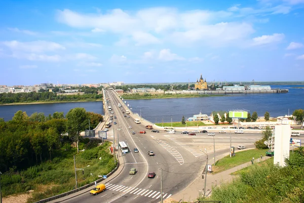De brug van de stad via rivier met strea — Stockfoto