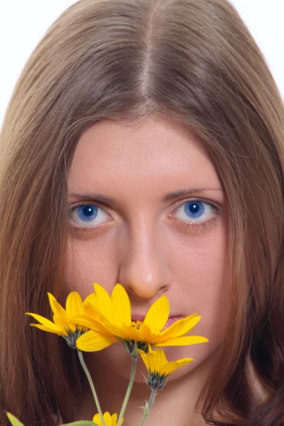 The blue-eyed girl with a yellow wild fl — Stock Photo, Image