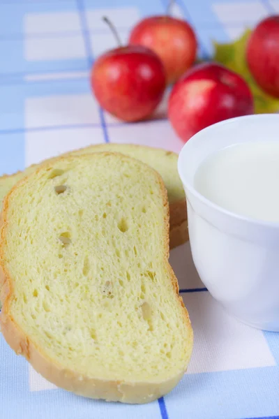 Cornbread with milk and apples — Stock Photo, Image