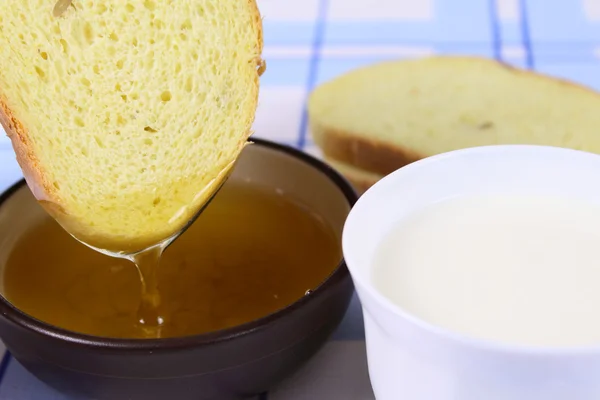 Cornbread with milk and honey — Stock Photo, Image