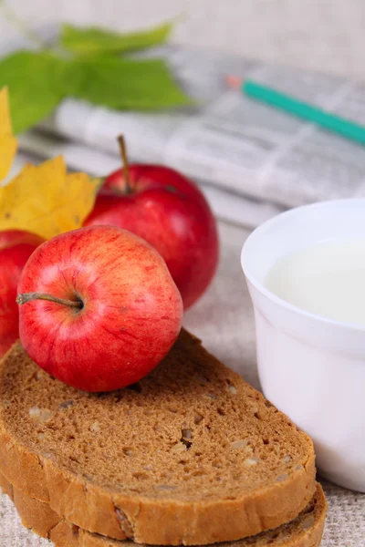 우유와 사과와 검은 빵 — 스톡 사진