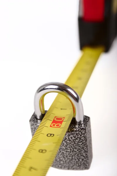 자물쇠에 있는 측정 룰렛 — 스톡 사진