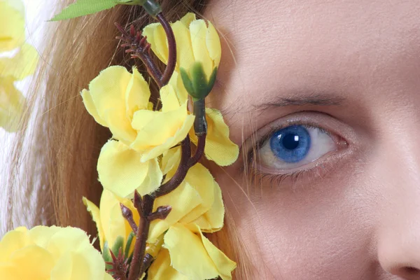 Симпатичная девушка с желтыми цветами — стоковое фото