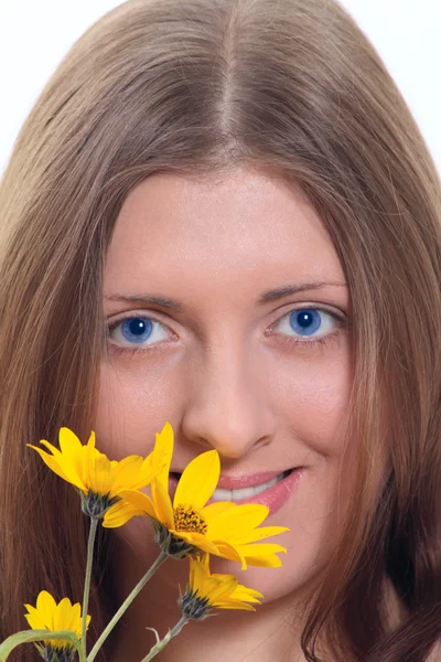 Cute girl z żółty kwiat dzikiego — Zdjęcie stockowe