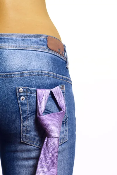 Flickan i jeans med fäst slips — Stockfoto