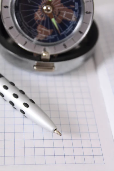 Часы с ручкой и блокнотом — стоковое фото