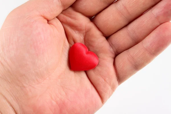 Κόκκινο μετάξι καρδιά σε ένα άτομο — Φωτογραφία Αρχείου