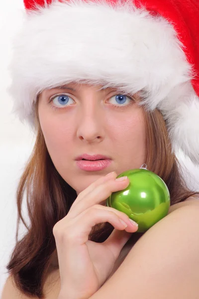 Menina agradável em boné vermelho com bola verde — Fotografia de Stock