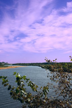 masmavi gökyüzü altında Nehri