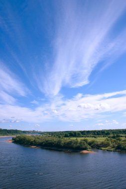 koyu mavi gökyüzü bulutlu Nehri üzerinde