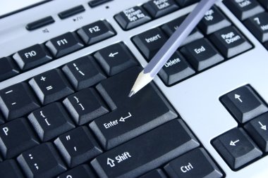 bilgisayar klavye üzerinde kalem