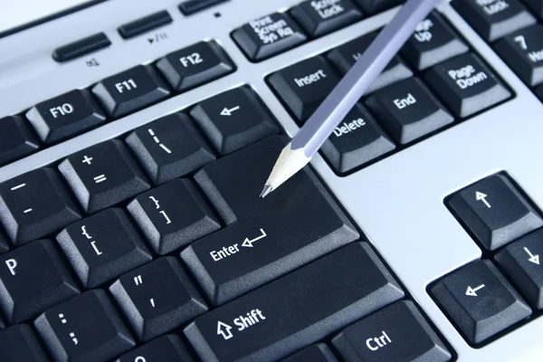 コンピューターのキーボードに鉛筆します。 — ストック写真