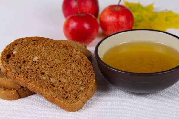 Black bread with honey and apples — Stock Photo, Image