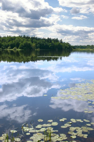 Sky reflexiós a víz sima felületű — Stock Fotó
