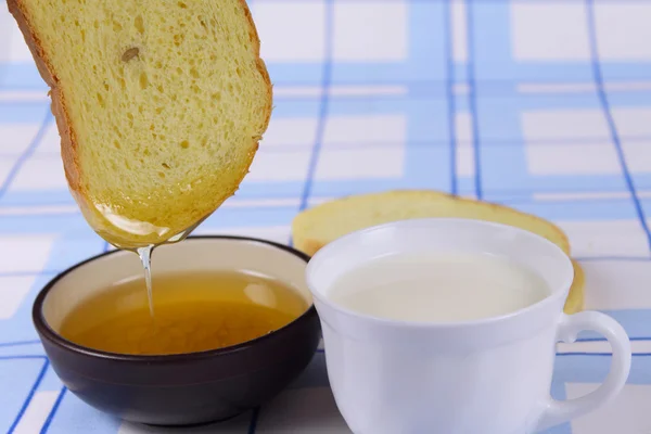 Maïsbrood met honing — Stockfoto