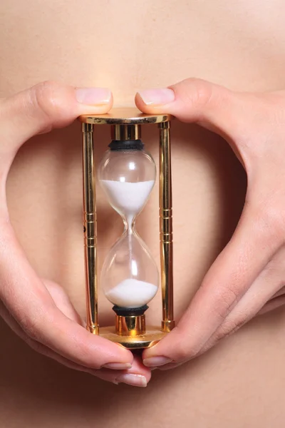 Пісочний годинник у жіночих руках — стокове фото