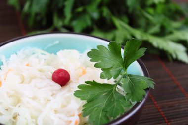 koyu ahşap peçete salataya