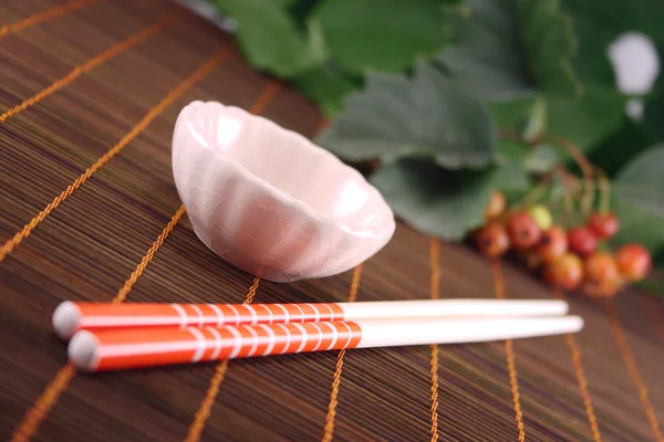 Cup och två röda chopstick — Stockfoto
