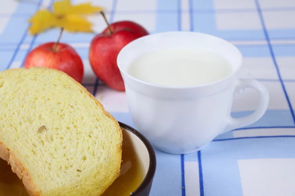 Cup of milk with a cornbread and honey — Stock Photo, Image