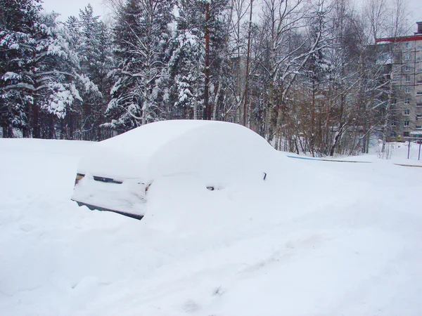 冰天雪地的车 — 图库照片