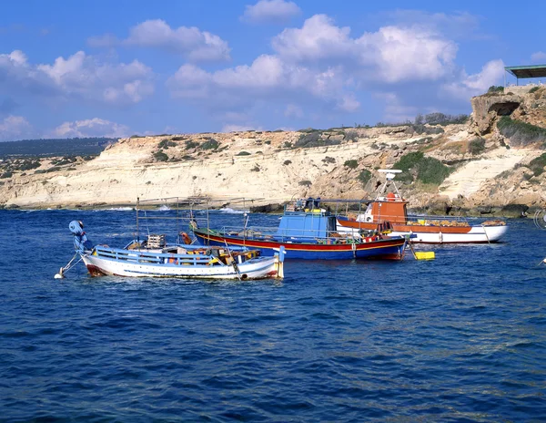Trzy łodzie rybackie u wybrzeży cyp — Zdjęcie stockowe