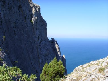 dağlar deniz kenarında