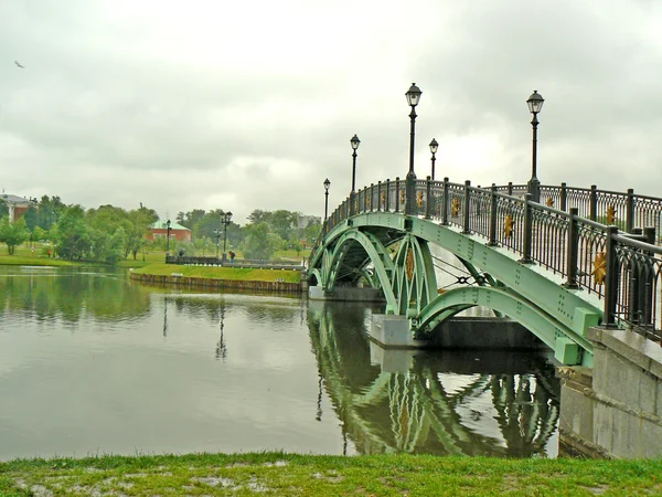 Die Brücke durch den Fluss — Stockfoto