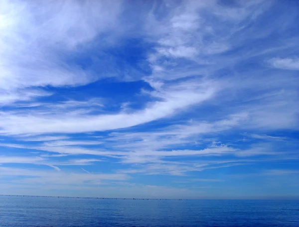 El mar y el cielo en las nubes — Foto de Stock