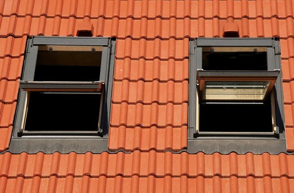 Κεραμίδια σε μια στέγη με παράθυρο — Φωτογραφία Αρχείου