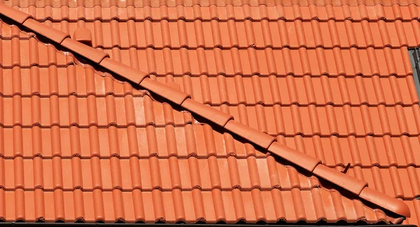 Ziegel auf einem Dach mit Fenster — Stockfoto