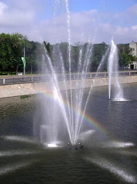 Fuente con arco iris — Foto de Stock