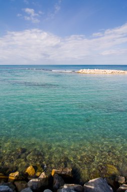 Taşlar; Deniz ve blu gökyüzü