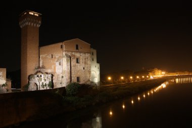 arno Nehri boyunca geceleri Pisa