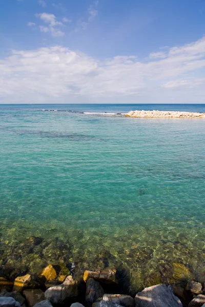Stenen; zee en blu hemel — Stockfoto