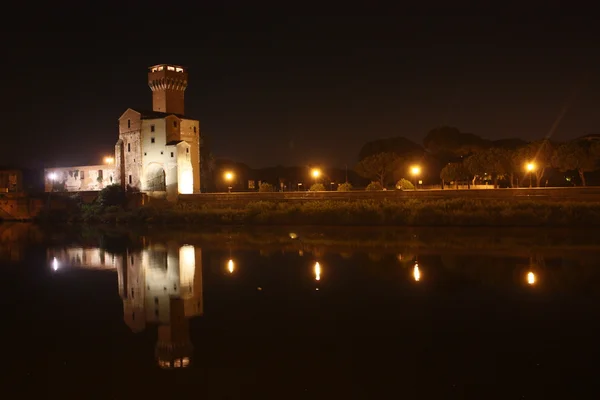 Pisa door nacht langs de rivier arno — Stockfoto