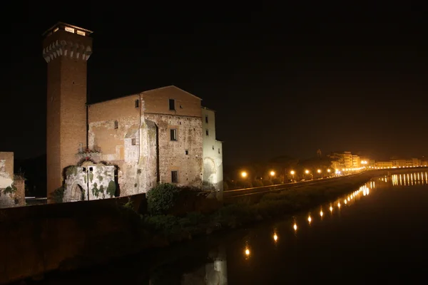 Pisa por la noche a lo largo del río Arno —  Fotos de Stock