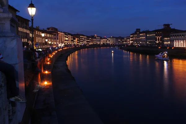 Pisa di notte lungo il fiume Arno — Foto Stock