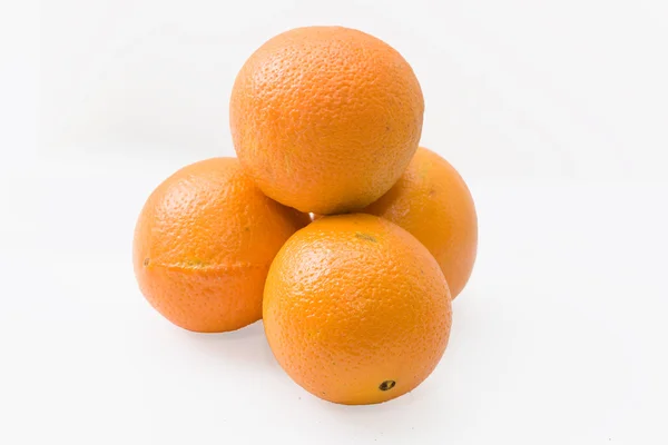 Jakieś pomarańcze na stole — Zdjęcie stockowe