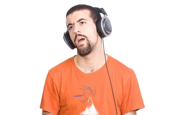 Молодой человек слушает музыку в наушниках — стоковое фото