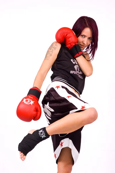 Giovane donna che gioca boxe — Foto Stock