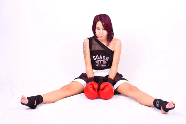 Giovane donna che gioca boxe — Foto Stock