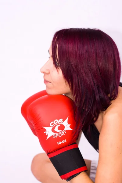 Jovem mulher jogando boxe — Fotografia de Stock