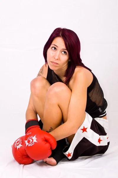 Mladá žena hrající boxe — Stock fotografie