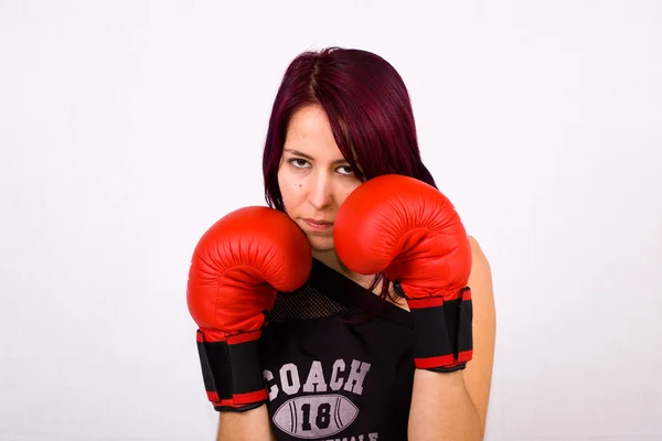 Jovem mulher jogando boxe — Fotografia de Stock