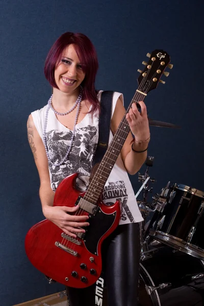 女性の歌と演奏ギター — ストック写真