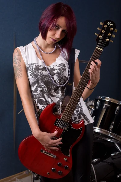 Nő énekel és gitározik — Stock Fotó